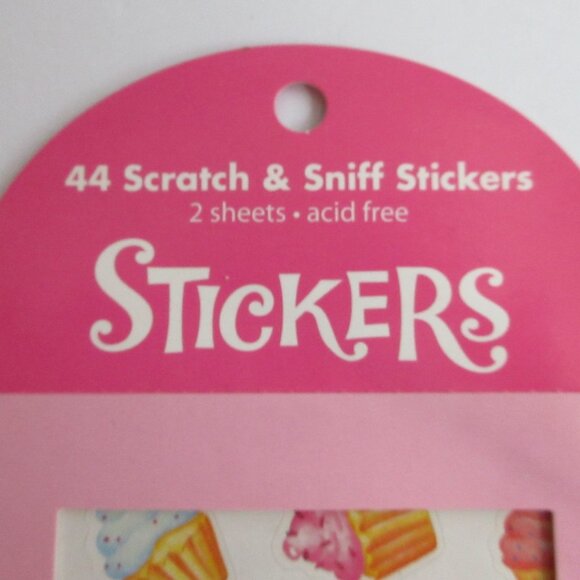 Scratch & Sniff Cupcake Stickers Pack (44) Vanilla Peaceable Kingdom - Mindware - Picture 7 of 8